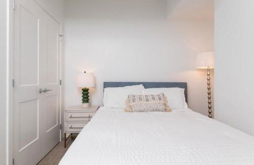 High Rise Retreat w City Skyline Views Shared Gym - Photo 45