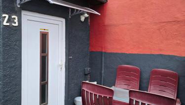 Mary Haus in Biebertal-Bieber, 4 Zimmer und 8 Betten, 1 App, mit 3 Zimmer, 6 Betten, Bad, 1 App, mit 1 Zimmer, 2 Betten, Bad, Nähe Gießen und Wetzlar, mit Küche, WLAN, Parkplatz - Foto 3