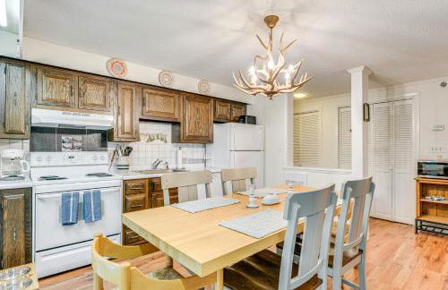 Renovated Ski-InandSki-Out Peru Condo at Bromley Mtn - Foto 2