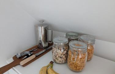 Private Double Room and Ensuite in Historic Cornish Cottage - Photo 9