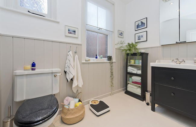 Interior Designed House With Garden in North West London by Underthedoormat - Foto 24