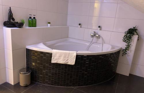 STN Deluxe Suite - Ferienwohnung mit 2 Schlafzimmer & Parkplatz, Highspeed WLAN, Netflix Premium, Zentral zu Audi & Schwarz Gruppe - Foto 14