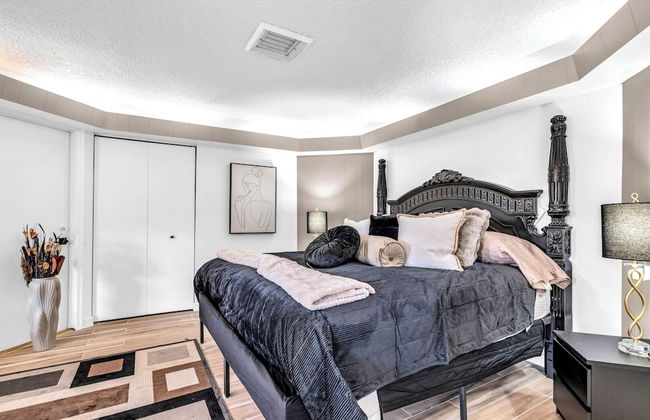 Family-friendly 5BR Home w/ Heated Pool & Parking - Foto 6