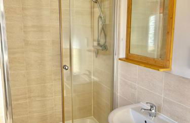 Rushden - 5 Beds Modern Home, Free Private Parking, TV, Garden - Foto 14