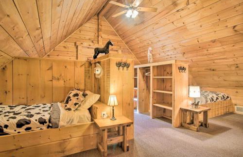 Rustic Rothbury Cabin with Resort Amenity Access! - Foto 23