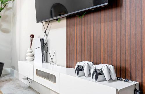 Mid-Century Stay 5BR and 5 Baths w PS5 & Laundry - Foto 2