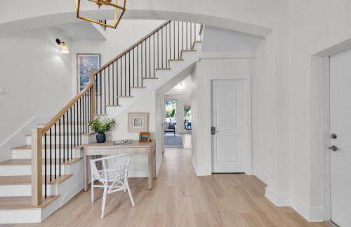 NEW LISTING! Reel Joy Waterfront Luxe with Pool and Private Dock home - Foto 64