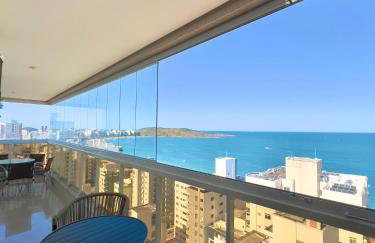 VISTA MAR DESLUMBRANTE, apto novo e moderno, a uma quadra da praia, prédio com piscina, quartos com ar condicionado, roupas de cama e banho, redes de proteção, TV 65, Wi Fi, Sky, cadeiras de praia, churrasqueira elétrica, portaria 24 horas e 2 garagens - Photo 1