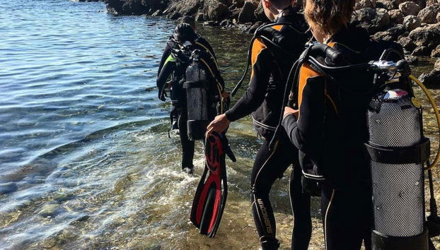 Preparação de mergulho em uma praia em Salou