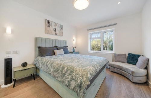 Newly Refurbished 2 Bed Flat - Photo 54