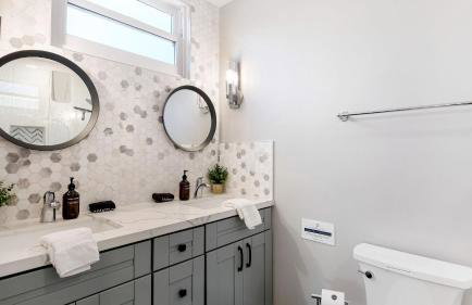 Luxe Backyard Oasis w/ Hot Tub Chic Design South Park Sanctuary - Foto 26