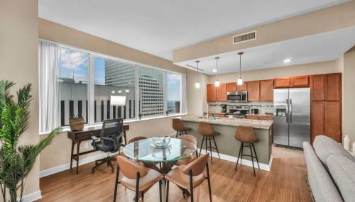 Luxury High-Rise w/ City View | Paid Parking | Gym - Foto 4