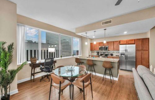 Luxury High-Rise w/ City View | Paid Parking | Gym - Photo 4