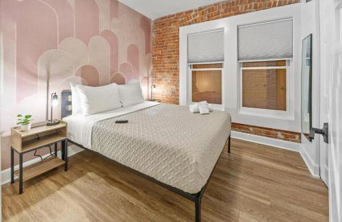 Steps away from Mass Ave Restaurants and Big Patio - Foto 17