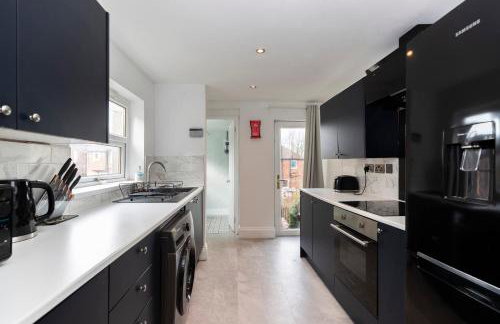 Bright & Comfortable 4-Bed Home 9 mins from Newcastle City Center - Free Parking - Foto 16
