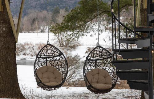 Designer A-Frame Treehouse with hot tub on river - Foto 46