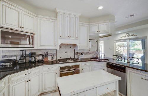 Highland Village - 4BR w Backyard Pool Oasis - Foto 13