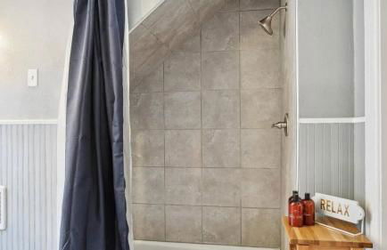 Blue & Gold Retreat sleeps 14 Minutes from ND - Photo 46