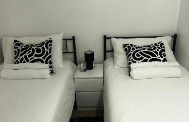 Cozy Two Bedroom Flat 1 Minute from Forest Hill Train Station - Photo 10