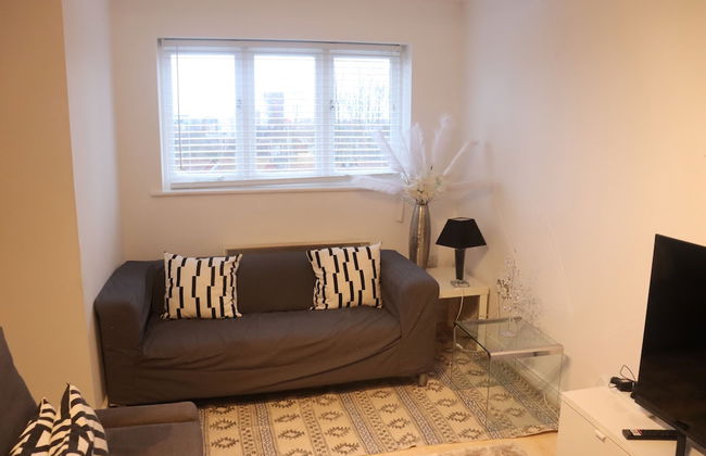 Skyline Haven Modern 2BR w/ Free Parking & 4kTV - Photo 30