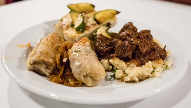 Crucero con cena y música en vivo - Foto 5, ¡Os encantará el menú a bordo del crucero por Budapest!