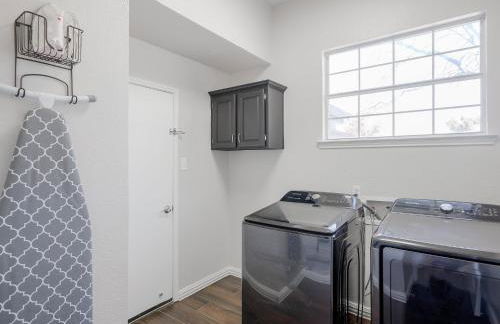 Glamorous Mansion w Private Pool and Cinema Room - Photo 44