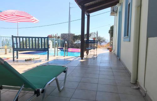 Breathtaking sea and Mountain views with Private pool, Peace full relaxing Villa with WiFi near Shops and Restaurants - Photo 8