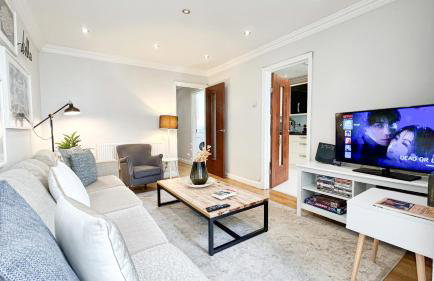 Lovely 4-Bedroom Kilburn Flat with Garden and Parking near Hampstead Heath, Abbey Road by Staylio London - Foto 1