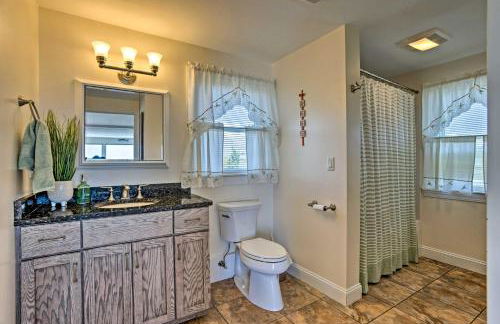 Sunny Beach House Getaway - Steps From Water! - Foto 18