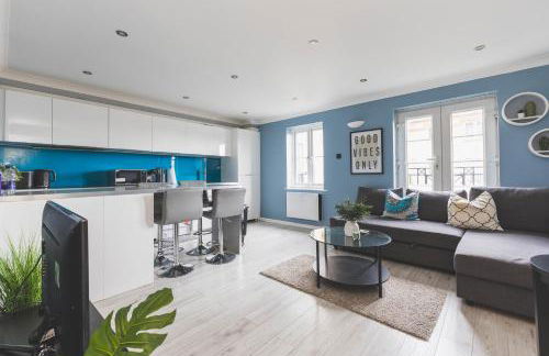 Cosy 2BR, Free Parking, 8min to City Airport - Foto 1