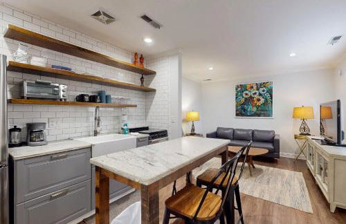 Charming Condo with Central AC, Washer/ dryer, and Full Kitchen - Photo 8