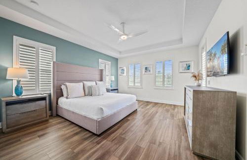 Epic Playhouse Getaway - Castle & Superhero Bunks Theater Private Pool No Rear Neighbors - Foto 6