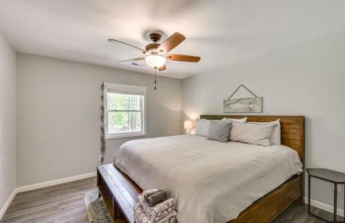 Waterfront Townville Home with Hot Tub and Dock! - Foto 17