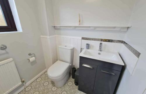 Spacious 4 Bedroom House in Corby Sleeps 9 Parking - Foto 5