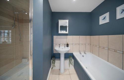 4 bedroom home with Garden, Game room, Parking- Esho Stays - Foto 14