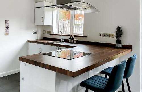 4 bed family home wifi, netflix, parking, close to wicksteed park - Photo 15