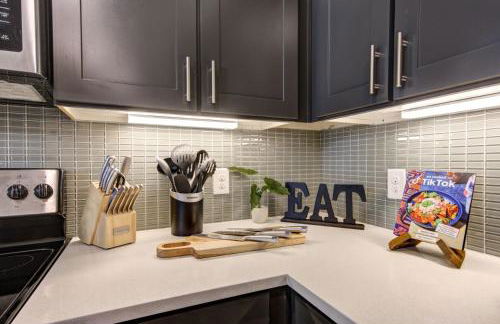 Lux Modern Art Apartment Near Eateries and Theater by RGS - Foto 2