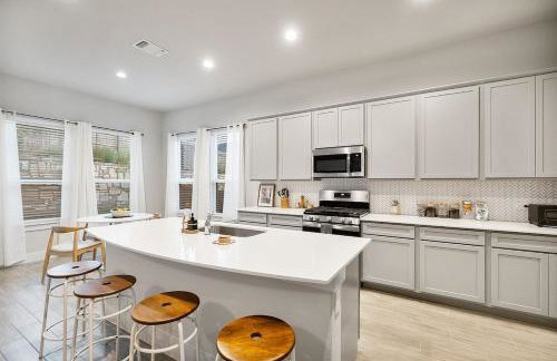 Luxe Modern 4B House with Office 20 min to DT - Foto 5