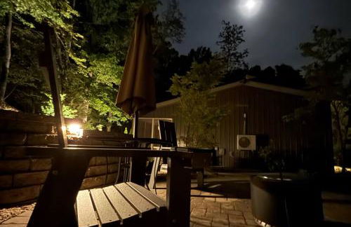 Romantic Cottage w Hot Tub & Views - Photo 39