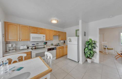 Bahama Beach Club Pompano - Fort Lauderdale - Charming and Cozy Studios & Apartments close to Beach with heated Pool - Photo 11