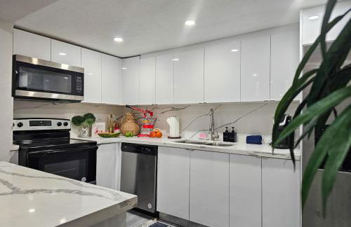 The Ruby - Hot Tub - King beds - Close to LMC - Foto 17