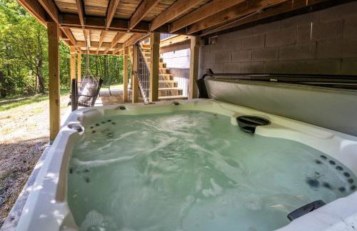 Modern 2BR Cabin w Hot Tub Near Wine Trail - Photo 2