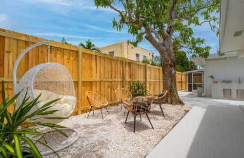 M Lake Worth Beach - Modern Villas Near West Palm Beach, Chic Retro Vibes, King Bed, Cozy Backyard, BBQ, Workspace, High-Speed Internet, Free Parking, 5 Minutes to Downtown & Beach - Foto 8