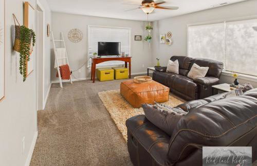 Main St New with AC Monthly stays Charming Cottage KING BED - Foto 7