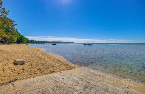 2 Blocks to Boat Ramp Higgins Lake House with Grill - Foto 28