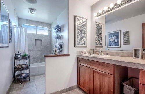 Luxury Home Atop the Hills - Foto 17