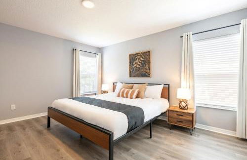 Family Retreat 6BR Villa with Private Pool, Spa & Theater near Disney - Foto 22