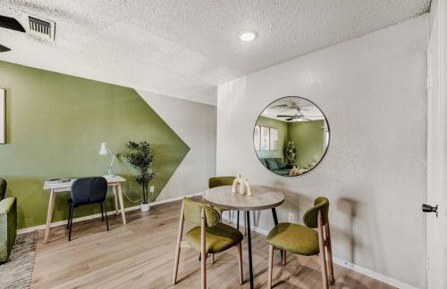 Polished King Getaway - Sleeps 4 - Pool, Prkg - Foto 8