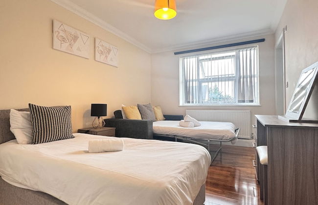Stay Near Heathrow! Pristine, Convenient & Only 5 Mins to the Terminals - Photo 13