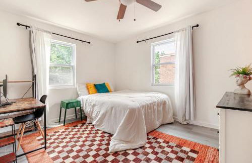 Stylish 3BR Townhouse with Backyard,and Easy Parking - Photo 9